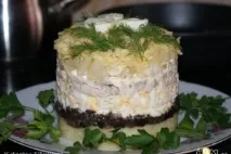 Рецепт - Салат з ковбасою, сиром та помідорами з фото сиром