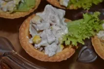 Рецепт - Салат з ковбасою, сиром та помідорами з фото ковбасою