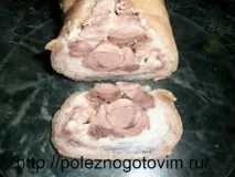 Рулет зі свинячої рульки рулет