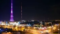 Телевізійна вежа, що світиться, в Мурманську зверху
