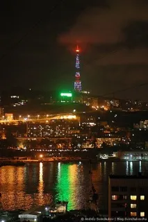 Телевізійна вежа, що світиться, в Мурманську зверху