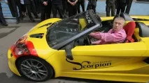 У Жириновського зламався подарований Прохоровим «Е-мобіль» подарований