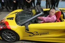 У Жириновського зламався подарований Прохоровим «Е-мобіль» зламався