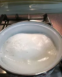 процесът кипене млякото