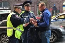 шофьорът повали