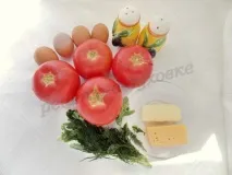 Яєчня в помідорі. яйця