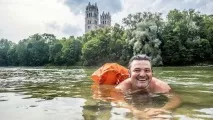 Чувак дістається роботи вплавь, тому що не любить пробки вплавь