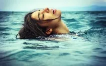 Кажуть, боляче, відчувши кохання, дивитися, як воно йде… Але ще болючіше, тримаючи її за руку, боляче