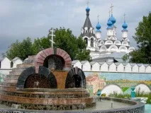 також