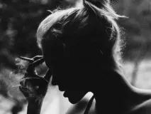 Кажуть, боляче, відчувши кохання, дивитися, як воно йде… Але ще болючіше, тримаючи її за руку, дивитися