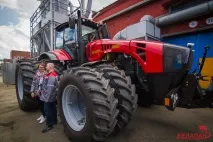 Як іноземні туристи збирали трактор "Білорус" збирали