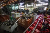 Як іноземні туристи збирали трактор "Білорус" іноземні