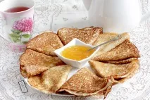 Як спекти тонкі млинці з дірочками. дірочками