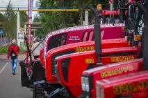 Як іноземні туристи збирали трактор "Білорус" трактор