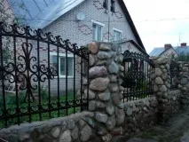 каменни колони ограда