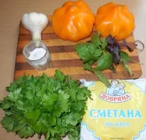 Простий та смачний салат зі свіжих помідорів зі сметаною, часником та базиліком - як приготувати свіжих