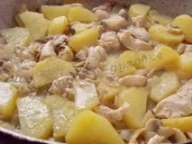 Гарбуз, фарширований куркою та грибами. гарбуз