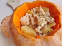 Гарбуз, фарширований куркою та грибами. гарбуз