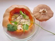 Гарбуз, фарширований куркою та грибами. гарбуза
