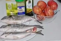 Запечена в духовці дорада з часником запечена