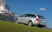 Вивчаємо багажний відсік універсалу Skoda Octavia Combi відсік