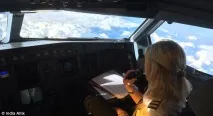 Як керує літаком жінка-пілот - НОВИНИ У ФОТОГРАФІЯХ жінка-пілот