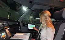 Як керує літаком жінка-пілот - НОВИНИ У ФОТОГРАФІЯХ літаком