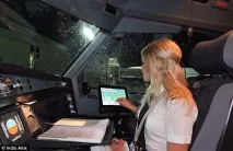 Як керує літаком жінка-пілот - НОВИНИ У ФОТОГРАФІЯХ керує