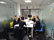 Як керує літаком жінка-пілот - НОВИНИ У ФОТОГРАФІЯХ літаком