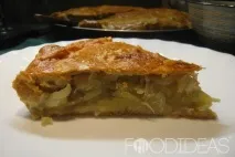 Пиріг з сирою картоплею. картоплею