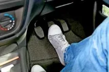 натиснете спирачката