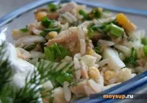 Салат з печінкою тріски, рисом та яйцем для сімейної вечері. рисом