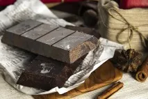 Шоколад з білим нальотом, звідки він береться і чи шкідливо його їсти нальотом