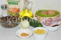 Листковий салат зі свининою та грибами гриби
