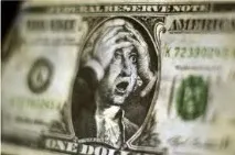 Чи варто зараз продавати долари варто