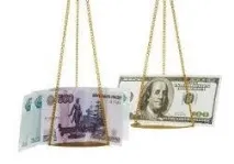 Чи варто зараз продавати долари долари