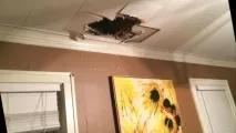 падають