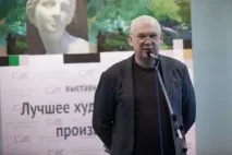 може