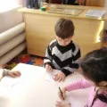 Конспект заняття на день відкритих дверей у 1 молодшій групі «Листівка для мами» день