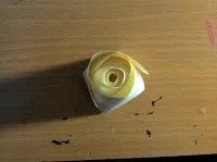 Паперова троянда для декору паперова