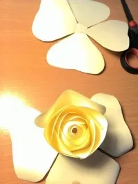 Паперова троянда для декору декору