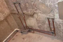 Газова колонка у ванній кімнаті «сталінки» колонка