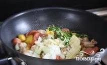 Курка з картоплею та тушкованою ковбасою - покроковий рецепт з фото на тушкованою