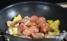 Курка з картоплею та тушкованою ковбасою - покроковий рецепт з фото на ковбасою