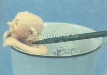 върху дръжката чашата върху дръжката