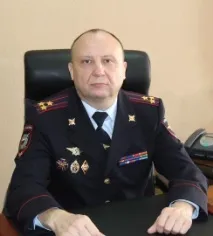 продовжує