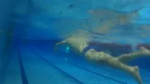 дъното басейна плувам