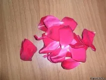 Як зробити кубики льоду для вмивання з пелюстків троянд. пелюстків