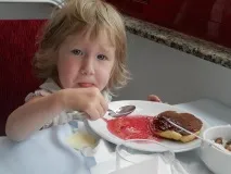 Чи можна зберігати їжу в шафці Дитина в дитячому садку зберігати
