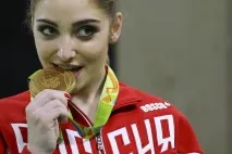 Олімпійський секрет чому спортсмени кусають медалі олімпійський